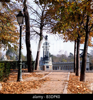 Retiro-Park, Denkmal König Alfons XII., Weg Mit Herbstlaub, Laterne, Parque del Retiro, Herbstlich, Madrid Stockfoto