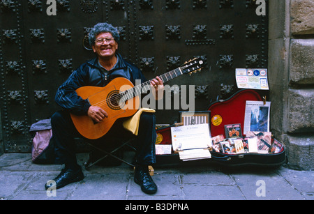 Gitarrist strassenmusik vor der Tür, Barcelona, Spanien Stockfoto