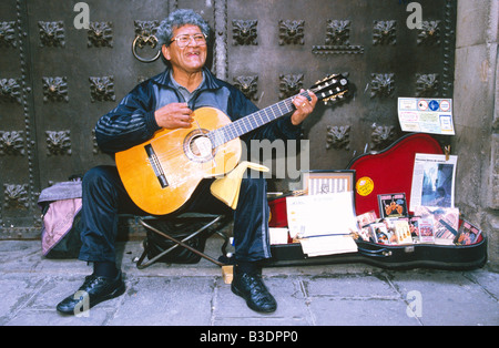 Gitarrist strassenmusik vor der Tür, Barcelona, Spanien Stockfoto