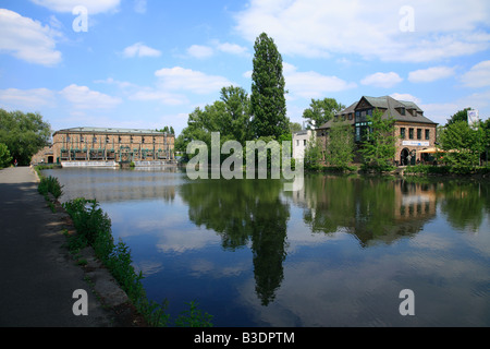 Wasserkraftwerk Kahlenberg Und Haus Ruhrnatur der RWW Rheinisch-Westfälische Wasserwerksgesellschaft, Mülheim an der Ruhr, Ruhrgebiet, NRW Stockfoto