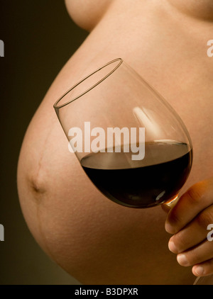 SCHWANGERE FRAU TRINKEN ALKOHOL Stockfoto