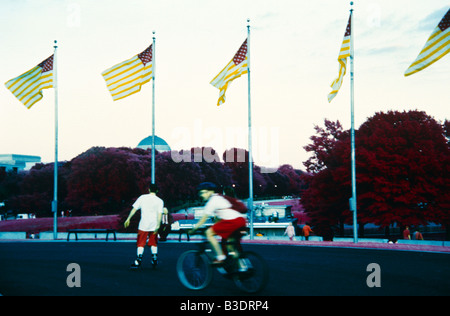 Infrarot-Aufnahme des US-Flaggen und Straßenszene in Washington DC. Stockfoto