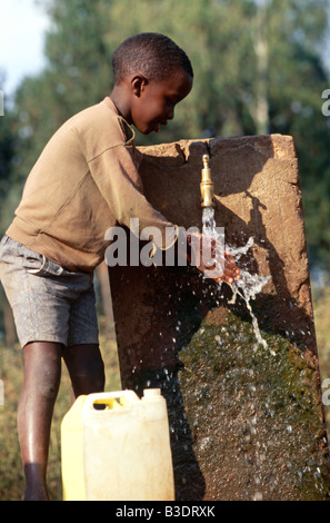 Junge sammeln Wasser in Uganda. Stockfoto