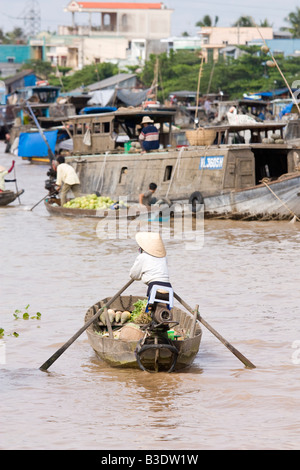 Eine Frau, die in Richtung auf den Markt mit dem Boot auf dem Mekong-Delta, Süd-Vietnam Stockfoto