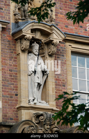 Statue von König Edward VII über dem Eingang zum University College School BKS in Frognal Hampstead London England Stockfoto