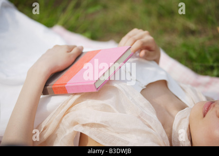 Frau schläft mit Buch Stockfoto