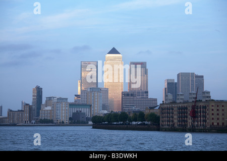 Canary Wharf Docklands Skyline in der Abenddämmerung in London England UK Stockfoto