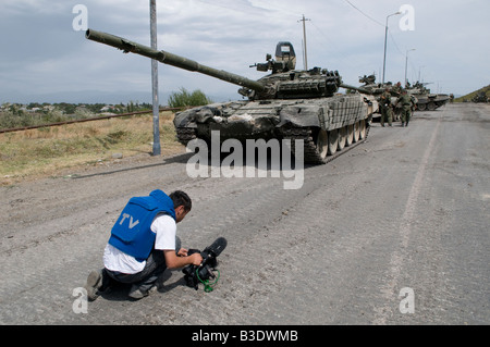 TV-Kameramann in einer Schutzflakjacke mit der Aufschrift „Presse“, der während des russisch-georgischen Krieges in Georgien russische Truppen in der Nähe der Stadt Gori filmte Stockfoto