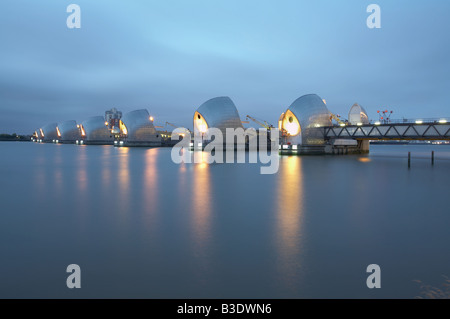 Die Thames Barrier in der Abenddämmerung auf der Themse in London England UK Stockfoto