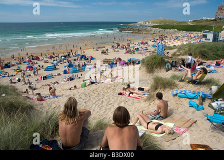 Sommerurlaub Menschenmassen Fistral Strand Newquay Cornwall England UK Stockfoto