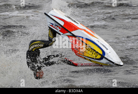 Eine Anzeige der Kunstflug durch Jet-Skifahrer am Clyde River Festival Glasgow Juli 2008 Stockfoto