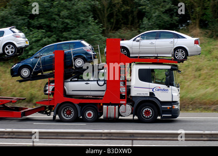 Transporter mit Gebrauchtwagen auf Autobahn M40 England UK Stockfoto