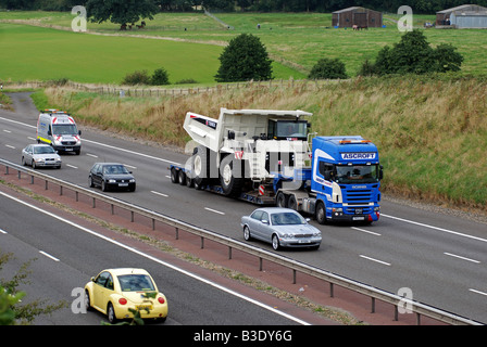 Große Last auf Autobahn M40 mit Begleitfahrzeug hinter England UK Stockfoto