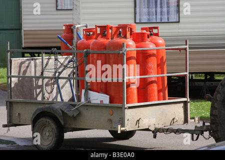 Anzahl der vollen roten orange Propan Zylinder auf einem Anhänger für die Auslieferung an Website-Wohnwagen. Stockfoto