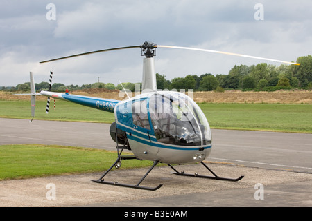 Robinson R22 Beta G-BSGF Helikopter parkte am Breighton Flugplatz Stockfoto