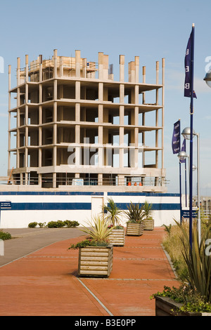 Bauarbeiten suspendiert am Aussicht auf Platz einen Multi-Apartment-Komplex in Cardiff Bay UK, als Folge der Kreditkrise. Stockfoto