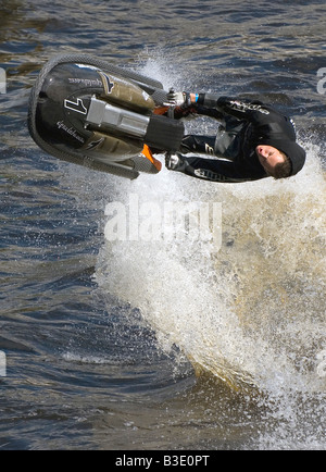 Aerobatic Anzeige von Jet-Skifahrer beim Glasgow River Festival Juli 2008 Stockfoto