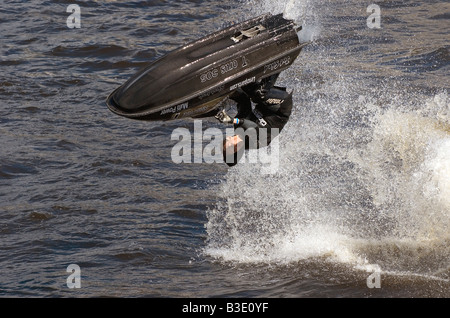 Aerobatic Anzeige von Jet-Skifahrer beim Glasgow River Festival Juli 2008 Stockfoto