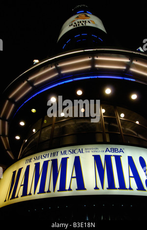Nahe Zeit äußere des Prince Of Wales Theatre zeigt die beliebte ABBA musical Mamma Mia Coventry Street London England Stockfoto