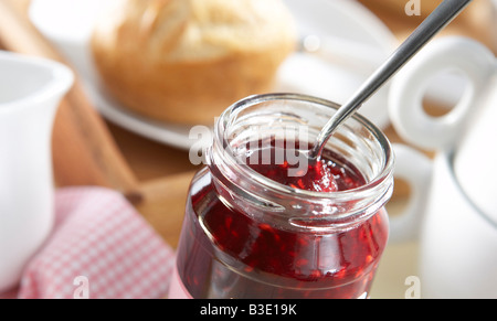 Frühstück, close-up der Löffel in ein Glas Marmelade Stockfoto