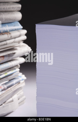 Stapel von Papier und Zeitung Stockfoto