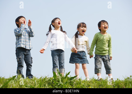 Kinder in einer Reihe stehen und schreien zusammen Stockfoto