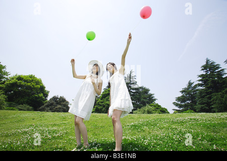 Zwei junge Frauen mit Luftballons Stockfoto