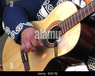 Nahaufnahme von einem Mariachi-Gitarristen Stockfoto