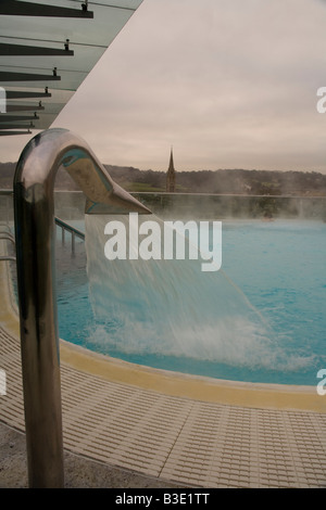 Brunnen sprudelt Wasser aus dem Wasserhahn in einen Pool. Stockfoto