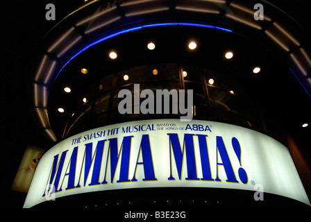 Nahe Zeit äußere des Prince Of Wales Theatre zeigt die beliebte ABBA musical Mamma Mia Coventry Street London England Stockfoto