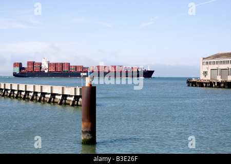 Ein Lastkahn schweben durch ein Lager in der Bucht von San Francisco, San Francisco, Kalifornien Stockfoto