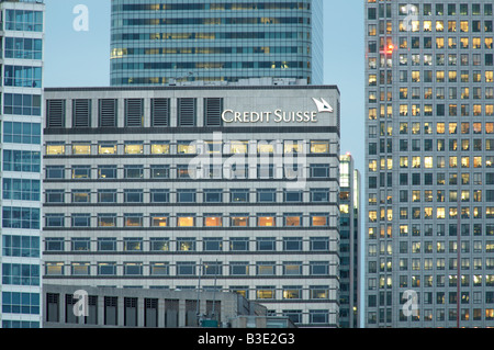 Credit Suisse Bank HQ zentrale Büros Canary Wharf Docklands Skyline in der Abenddämmerung in London England UK Stockfoto