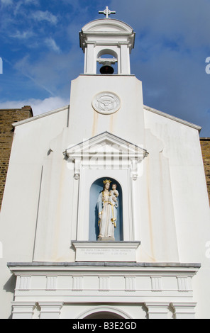 Nahaufnahme von Str. Marys katholische Kirche mit Glockenturm und Statue Holly Walk Hampstead London England Stockfoto