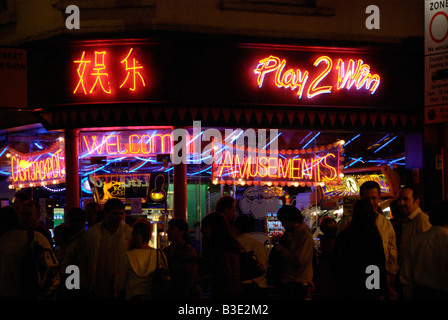 Personen außerhalb der Spielhalle bei Nacht Chinatown London England Stockfoto