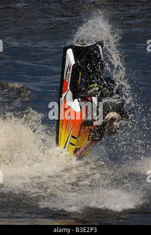 Aerobatic Anzeige von Jet-Skifahrer beim Glasgow River Festival Juli 2008 Stockfoto