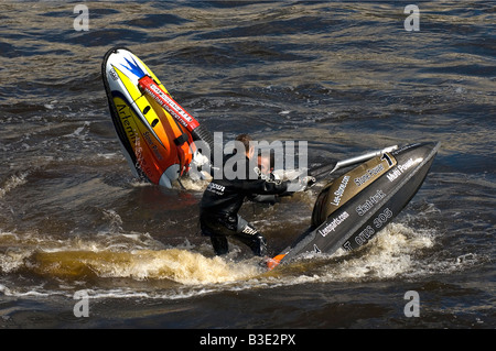 Aerobatic Anzeige von Jet-Skifahrer beim Glasgow River Festival Juli 2008 Stockfoto