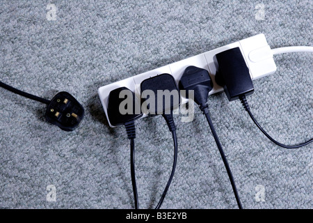 Stecker angeschlossen, Verlängerungskabel auf Teppich hautnah Stockfoto