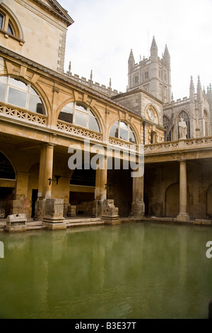 Die römischen Bäder und die Abteikirche von Bath, Bath, England Stockfoto