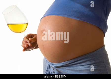 SCHWANGERE FRAU TRINKEN Stockfoto