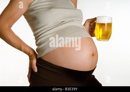 SCHWANGERE FRAU TRINKEN ALKOHOL Stockfoto