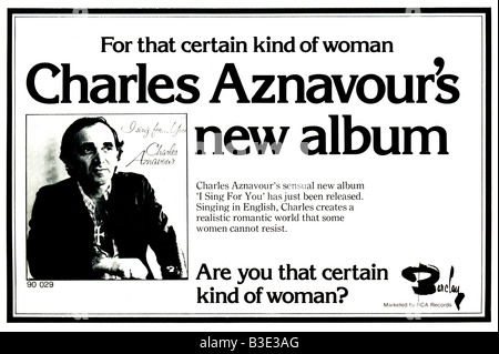 1975 junge Frauen Magazin Werbung für eine neue Platte von Charles Aznavour. NUR ZU REDAKTIONELLEN ZWECKEN Stockfoto