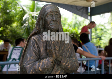 Eine Bronzestatue von Mutter Teresa steht auf dem Gelände der Prem Dan Zuhause für Kranke und ältere Menschen in Kalkutta, Indien. Stockfoto