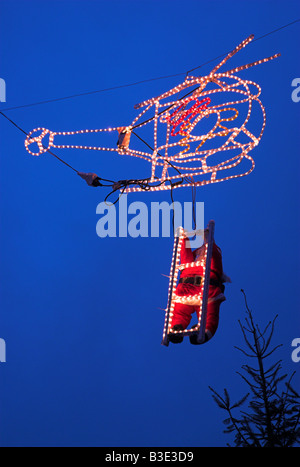 Ariel Nacht Ansicht der beleuchtet Hubschrauber und Weihnachtsmann Schlitten hinauf, an Bord Stockfoto