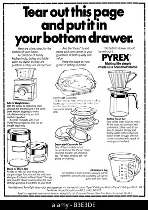 1975 junge Frauen Magazin Werbung für Pyrex Geschirr aus Jobling von Sunderland. NUR ZU REDAKTIONELLEN ZWECKEN Stockfoto