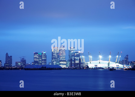 Skyline von Canary Wharf und O2 Millennium Dome Arena in der Abenddämmerung auf der Themse in London England UK Stockfoto