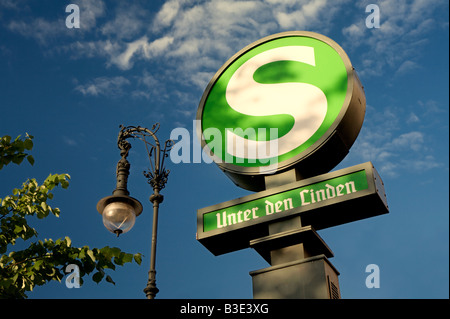 Alte S-Bahn-Zeichen am Bahnhof "Unter Den Linden" Stockfoto