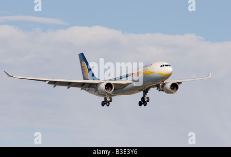 Jet Airways Airbus A330-202 Landung am Flughafen London Heathrow Stockfoto