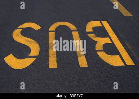 Bus-Schild an der Straße Stockfoto