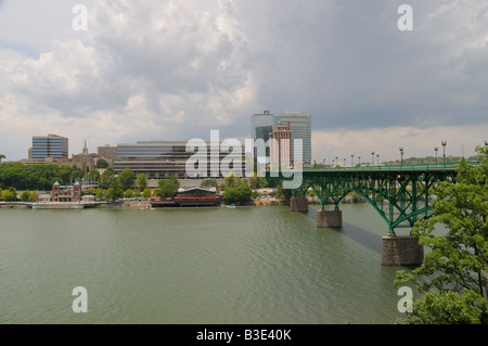 Der Tennessee River fließt unter der Gay Street Bridge mit der Stadt von Knoxville Tennessee USA im Hintergrund. Stockfoto