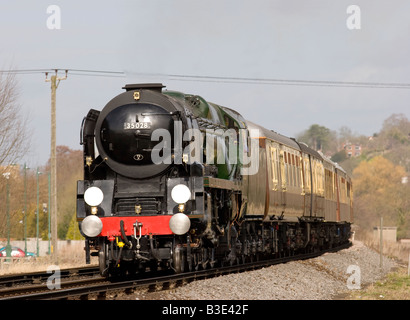 SR Handelsmarine Klasse Dampflok Nr. 35028 Clan Leitung schleppen eine VSOE Dampf special in Shalford Kreuzung. Stockfoto